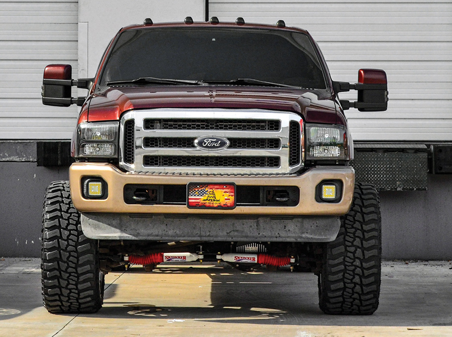 2005 Ford F350 front view of grill and bumper
